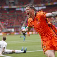 Wout Weghorst scoort voor Oranje in de Grolsch Veste