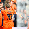 Devyne Rensch viert een doelpunt met Kenneth Taylor