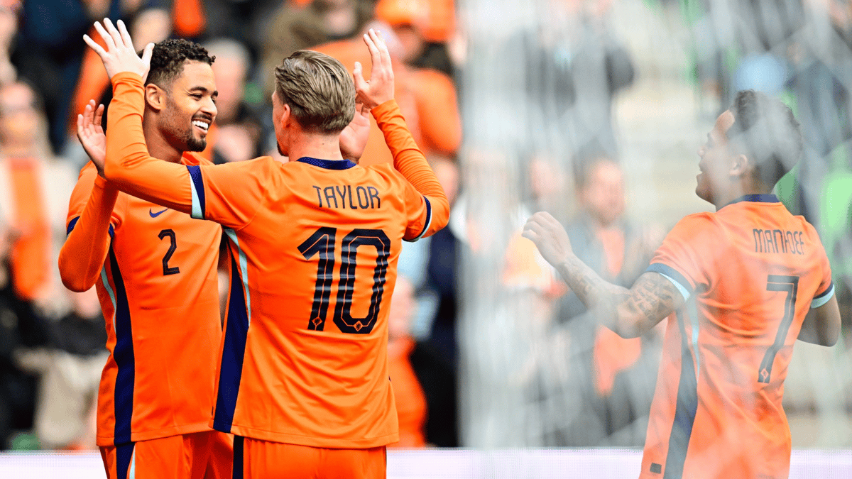 Devyne Rensch viert een doelpunt met Kenneth Taylor