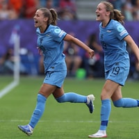 Victoria Pelova en Wieke Kaptein vieren een doelpunt