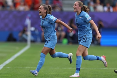 Victoria Pelova en Wieke Kaptein vieren een doelpunt