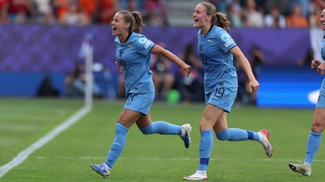 Victoria Pelova en Wieke Kaptein vieren een doelpunt