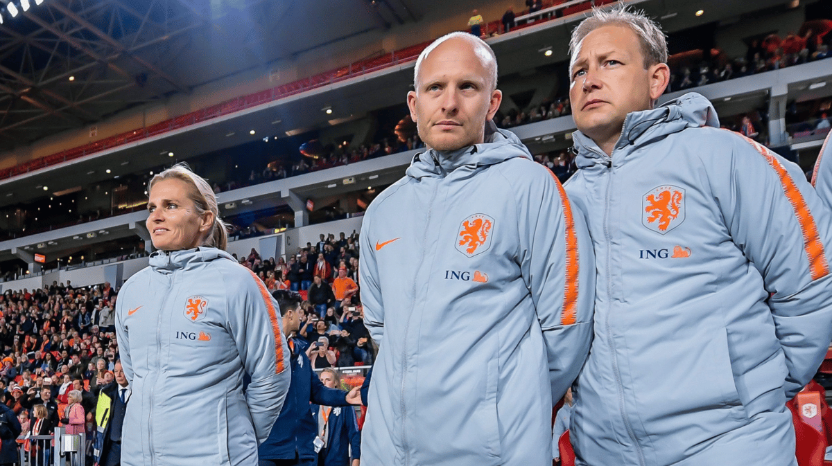 Niels de Vries (uiterst rechts) bij de Oranje Leeuwinnen