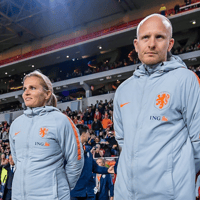 Niels de Vries (uiterst rechts) bij de Oranje Leeuwinnen