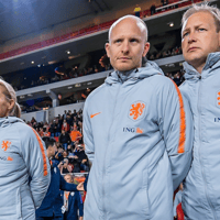 Niels de Vries (uiterst rechts) bij de Oranje Leeuwinnen