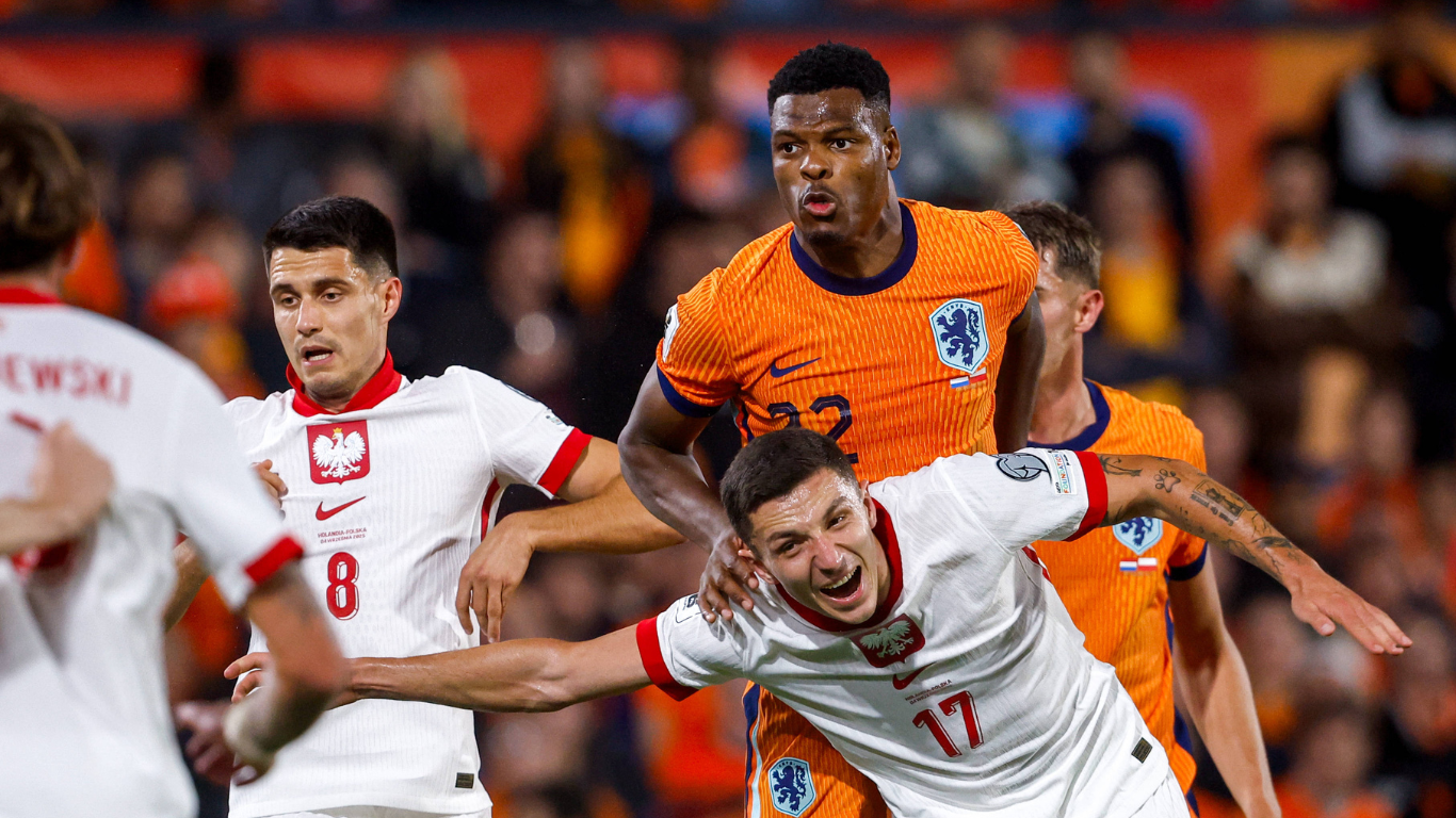 Denzel Dumfries in gevecht om de bal
