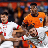 Denzel Dumfries in gevecht om de bal
