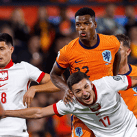 Denzel Dumfries in gevecht om de bal