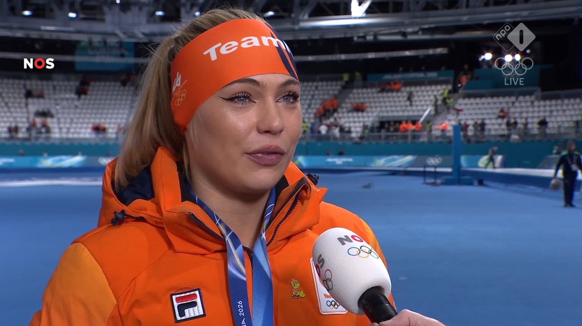 Jutta Leerdam voor de camera van de NOS