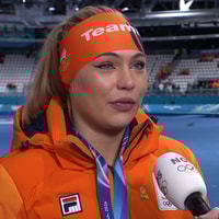 Jutta Leerdam voor de camera van de NOS