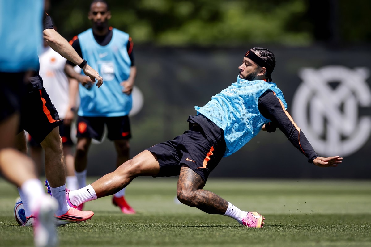 Memphis Depay tijdens de training van het Nederlands elftal