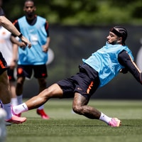 Memphis Depay tijdens de training van het Nederlands elftal