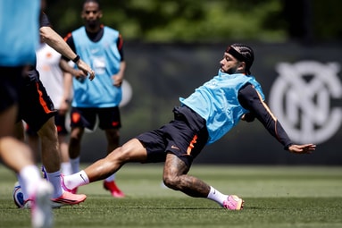 Memphis Depay tijdens de training van het Nederlands elftal