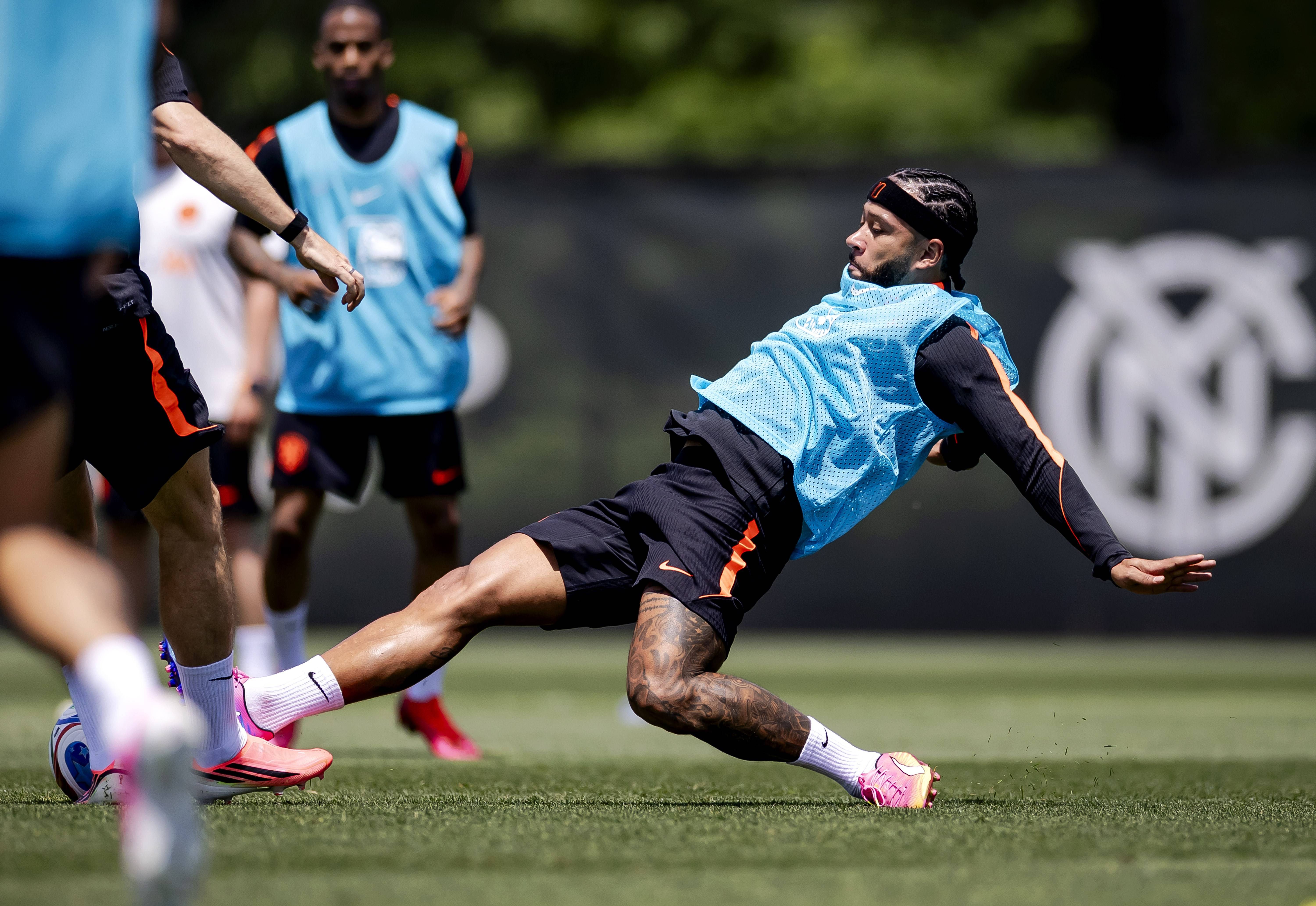 Oranjespeler schreeuwt het uit van de pijn na ongelukkige actie van Memphis Depay