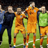 Het Nederlands elftal viert de zege op Turkije op het EK