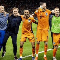 Het Nederlands elftal viert de zege op Turkije op het EK