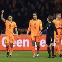 Het Nederlands elftal viert een doelpunt