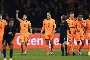 Het Nederlands elftal viert een doelpunt