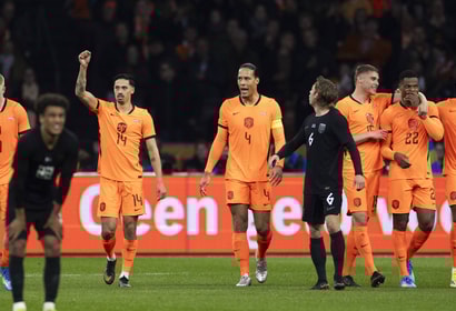 Het Nederlands elftal viert een doelpunt