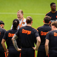 Ronald Koeman tijdens de training van het Nederlands elftal
