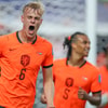 Jan Paul van Hecke viert een doelpunt