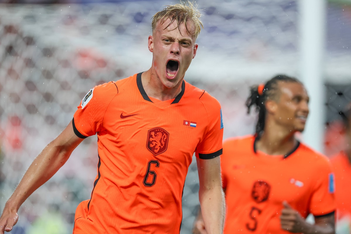 Jan Paul van Hecke viert een doelpunt