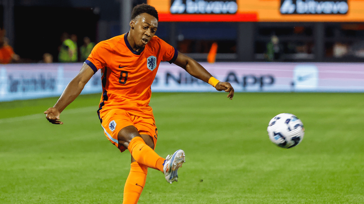 Antoni Milambo in actie voor Jong Oranje