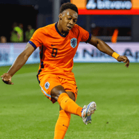 Antoni Milambo in actie voor Jong Oranje