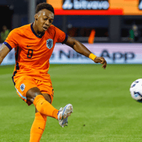 Antoni Milambo in actie voor Jong Oranje