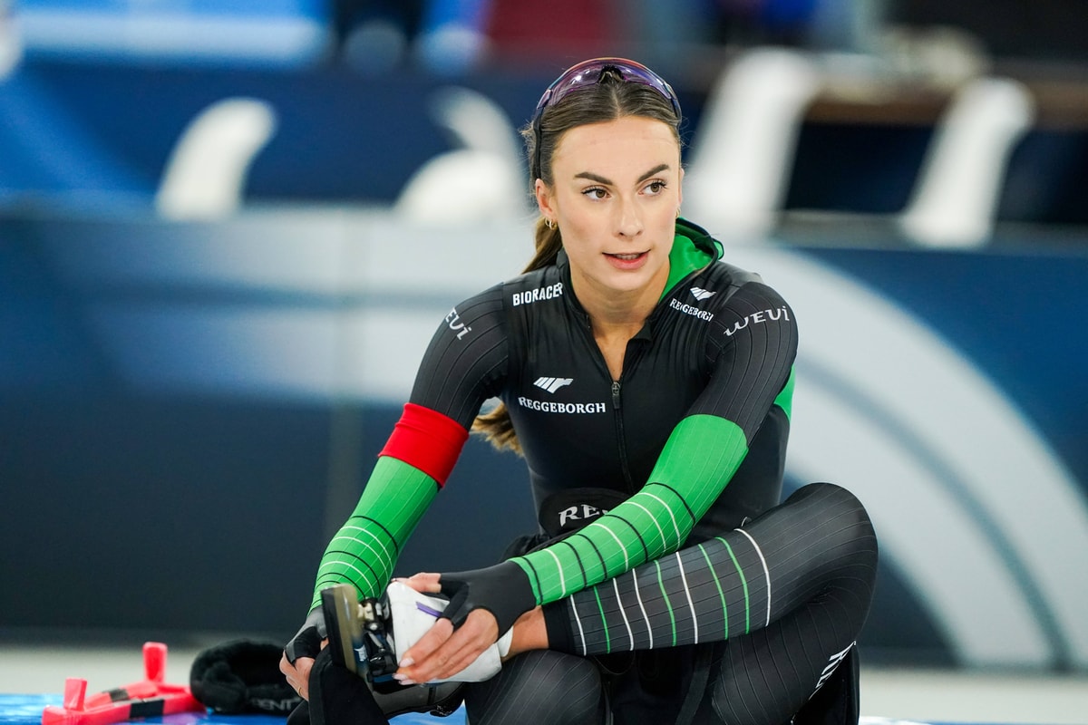 Femke Kok wint de 500 meter op het WCKT in Thialf na een misslag in haar eerste rit.