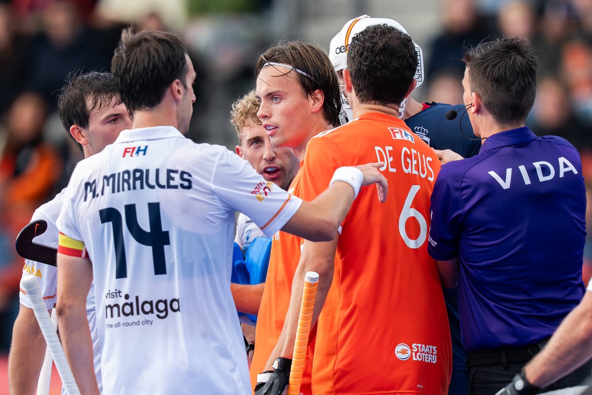 Duco Telgenkamp biedt excuses aan na gele kaart tegen Spanje