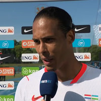 Virgil van Dijk voor de camera van de NOS