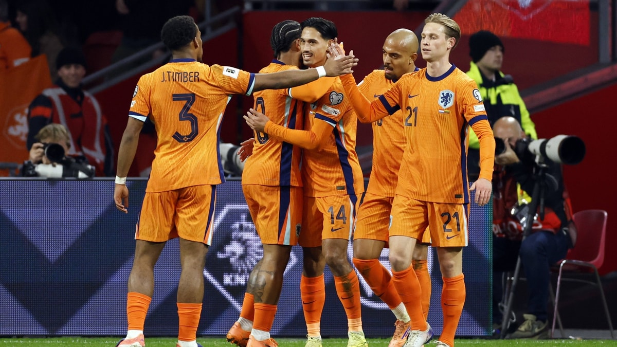 Het Nederlands elftal viert een doelpunt