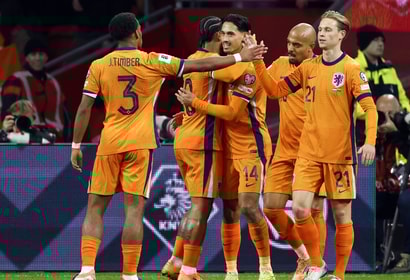 Het Nederlands elftal viert een doelpunt