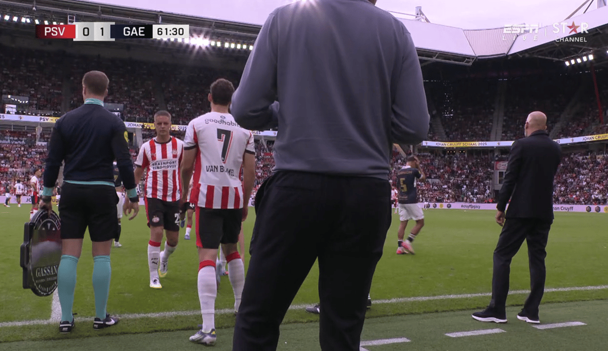 Joey Veerman beukt Ruben van Bommel