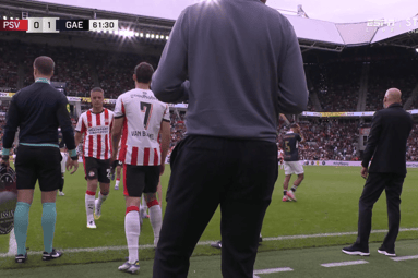 Joey Veerman beukt Ruben van Bommel