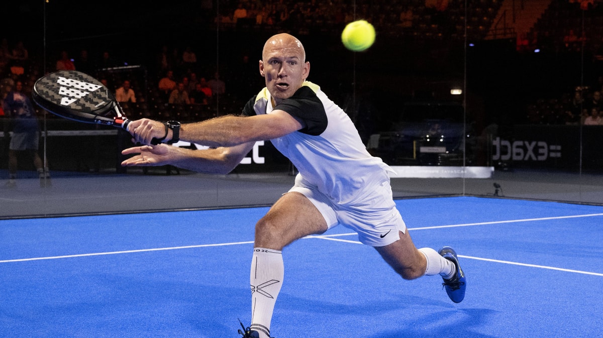 Arjen Robben tijdens een padel-wedstrijd