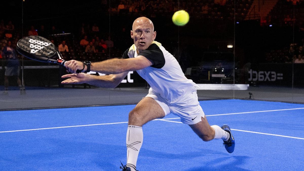 Arjen Robben tijdens een padel-wedstrijd