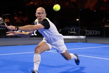 Arjen Robben tijdens een padel-wedstrijd