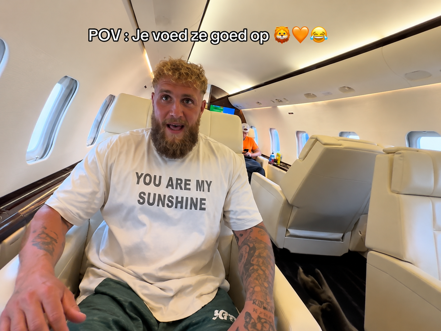 Opvallende beelden: Jutta Leerdam en Jake Paul steunen Oranje vanuit privéjet