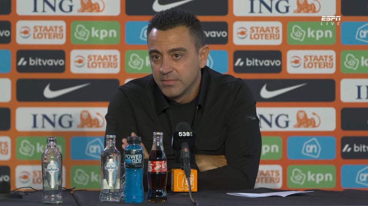 Xavi Hernández tijdens een persconferentie