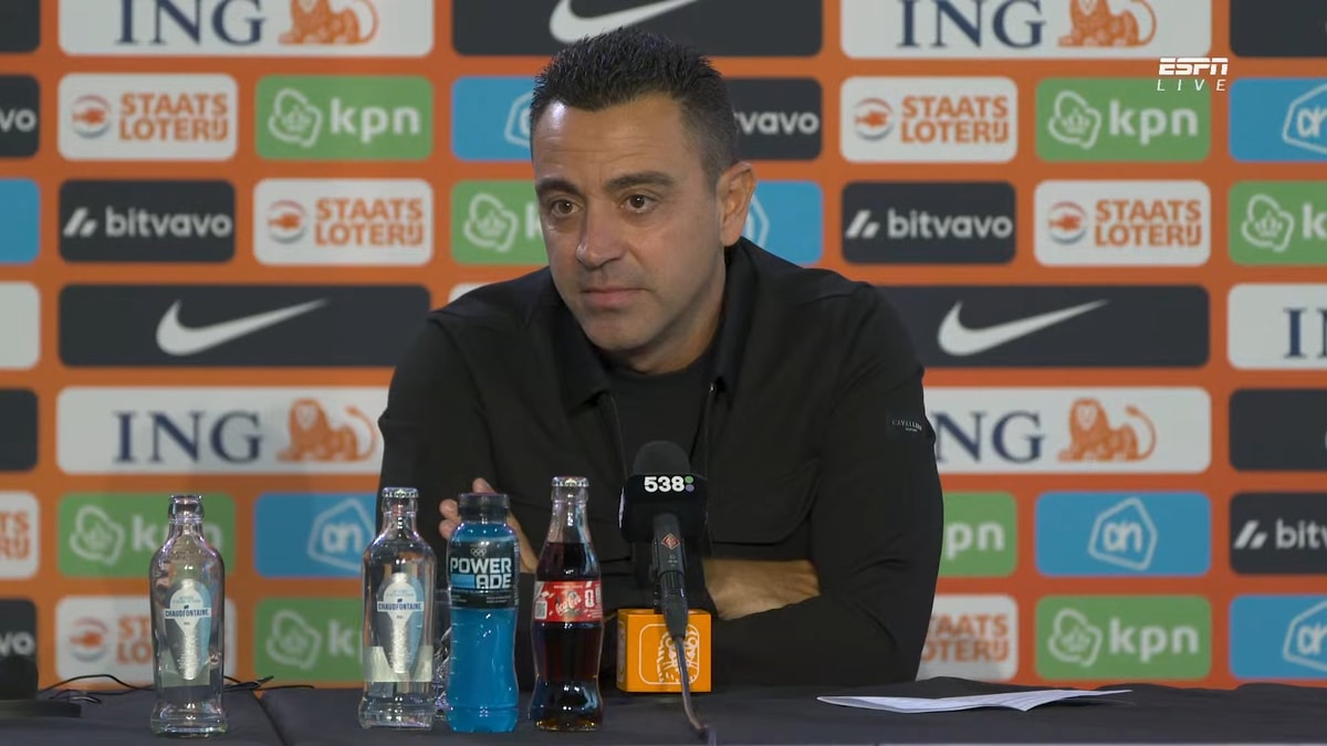 Xavi Hernández tijdens een persconferentie