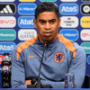 Michael Reiziger tijdens de persconferentie van Jong Oranje