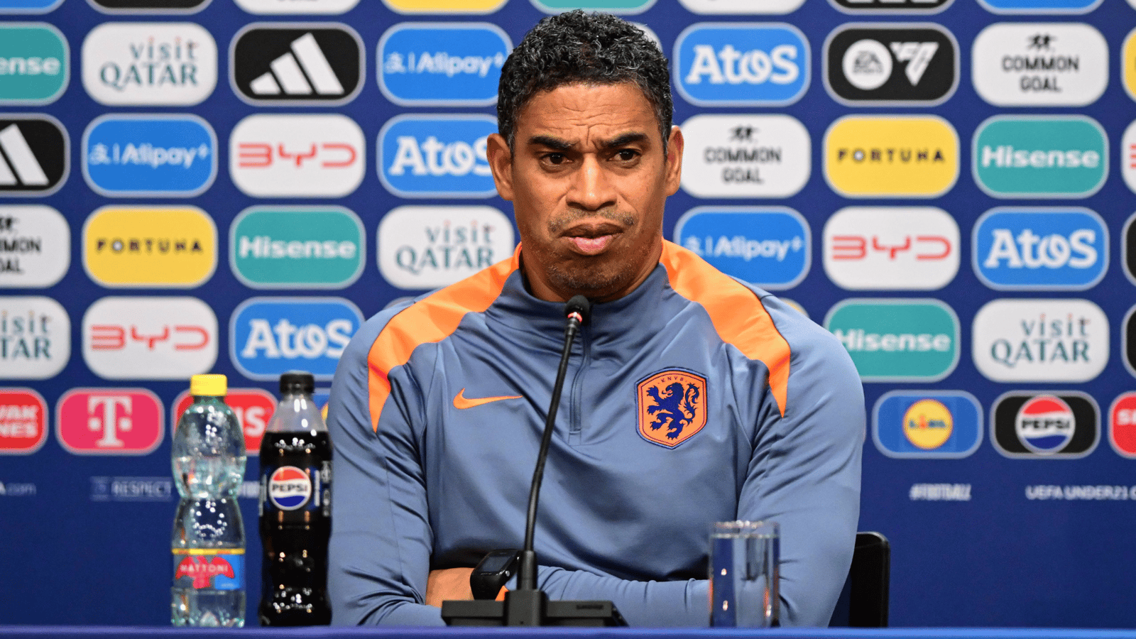 Michael Reiziger tijdens de persconferentie van Jong Oranje
