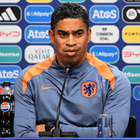 Michael Reiziger tijdens de persconferentie van Jong Oranje