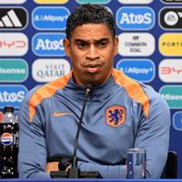 Michael Reiziger tijdens de persconferentie van Jong Oranje