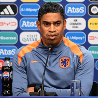 Michael Reiziger tijdens de persconferentie van Jong Oranje