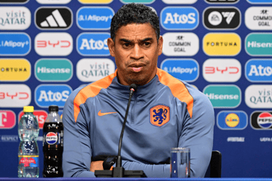 Michael Reiziger tijdens de persconferentie van Jong Oranje