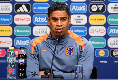 Michael Reiziger tijdens de persconferentie van Jong Oranje