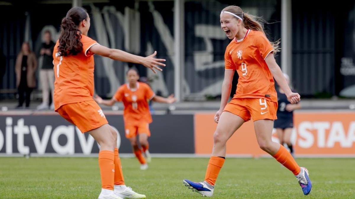 Isa Gussinklo viert een van haar drie treffers
